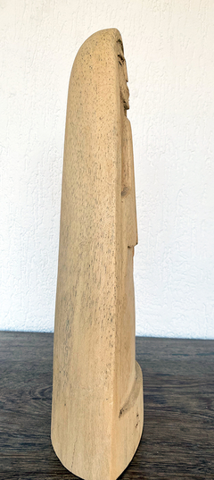 Escultura-beata-entalhada-em-madeira