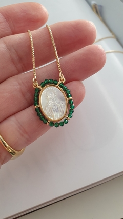 Colar Nossa Senhora das Graças com cristal esmeralda - comprar online