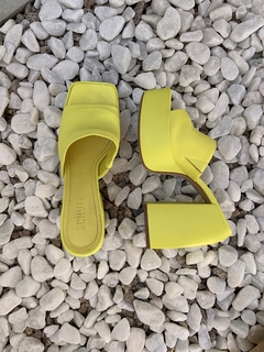 SANDALIA MULE AMARELO