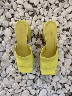 SANDALIA MULE AMARELO - comprar online