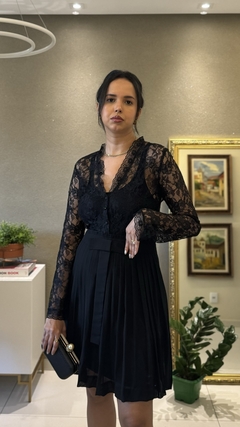 VESTIDO RENDADO COM SAIA PLISSADA na internet