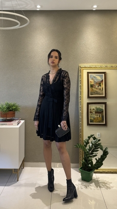 VESTIDO RENDADO COM SAIA PLISSADA