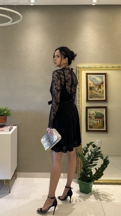 VESTIDO RENDADO COM SAIA PLISSADA - LARA BRECHÓ