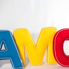 Almofada Letra M Amarela - loja online
