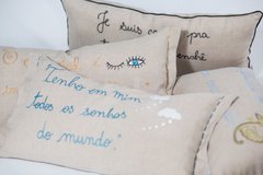 Almofada Linho Bordada Mão "Je Suis Preta" - ENCOMENDE na internet
