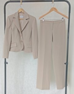 Conjunto Blazer E Calça Bege Alfaiataria- Infini - Roupas, sapatos e acessórios femininos novos e usados na ROSANA GREEN