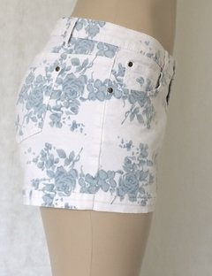 Shorts Branco Floral Azul na internet