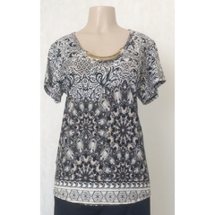 BLUSA ESTAMPADA DETALHE DECOTE