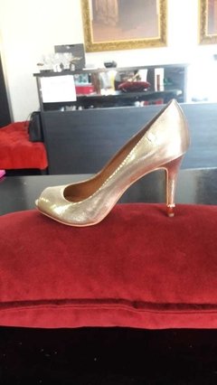 Peep toe dourado Loucos e Santos