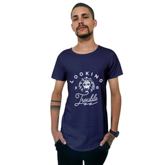 Camiseta Longline Ukkan Looking For Trouble - QESTILOS - Todos os estilos em um só lugar