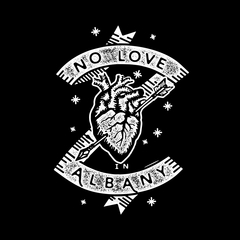 Camiseta Longline Ukkan No Love na internet