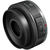 Lente Canon RF 28mm F2.8 STM com design compacto e controle de foco.