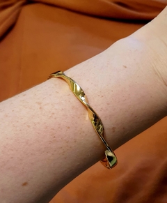 Bracelete Articulado Torcido Banho Ouro 18k - comprar online