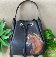 Bolsa saco preta com cavalo Alazão