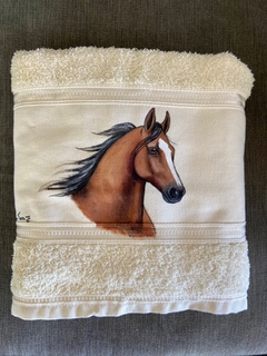 Toalha de banho beje com cavalo baio