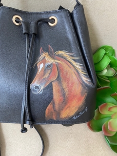 Bolsa saco preta com cavalo Alazão - comprar online