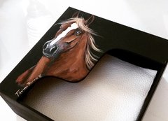 Porta guardanapos em madeira com cavalo Alazão pintado à mão - comprar online
