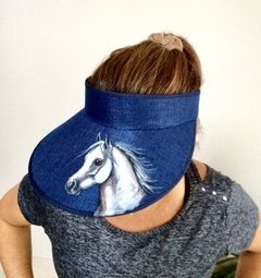 Viseira de palha azul com cavalo pintado à mão