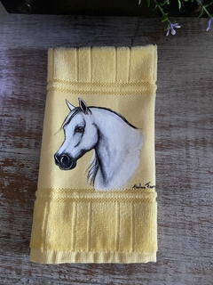Toalha lavabo amarela cavalo tordilho
