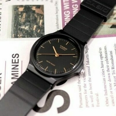 Reloj Casio MQ24-1E malla de caucho negro con indicadores Unisex WR