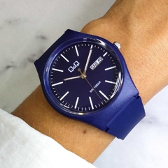 Reloj Q&Q-005 Para Dama (Grande Caja 40mm) Malla De Caucho Azul Sumergible doble calendario. - comprar online