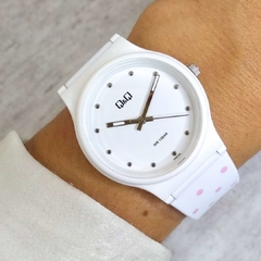 Reloj Q&Q-003 Para Dama (Mediano Caja 35mm) Malla De Caucho Blanco a lunares rosa Sumergible - comprar online