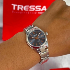 Reloj Tressa Date TR-125 Para Dama Malla Y Caja De Acero Sumergible Con Cuadrante Azul