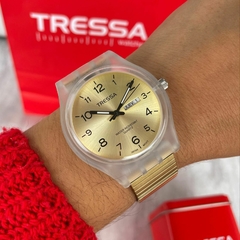 Reloj Tressa Chess TR-098 Para Dama Con Doble Calendario Malla Metal Dorado Elastizada cuadrante con numeros