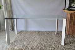 Mesa Modelo Indra Base Blanca Tapa De Vidrio 140x80x75 Cm - Veró Amoblamientos