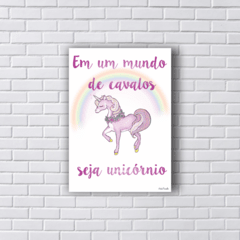 Placa em um mundo de cavalos seja unicórnio