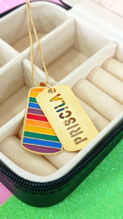 Gargantilha LGBT com pingente em placa com bandeira e nome