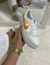 Tênis nike bege com laranja