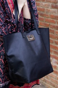 Maxi Bolso de Cuero + Neceser Ara Color Suela - Negro - comprar online