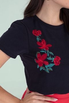 Blusa Hadaza 20377 Malha Touch Com Manga Curta e Flor Bordada Hadaza na internet