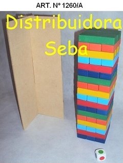 Torre de bloques de colores con dado