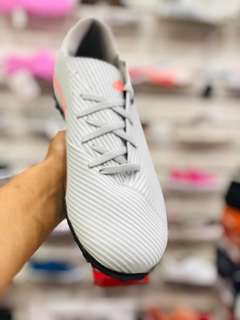 Chuteira Adidas Nemeziz 19 4 IN - Cinza - comprar online