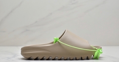 Chinelo Adidas Yeezy "Bonekanye West X Yeezy Slide - styletenis