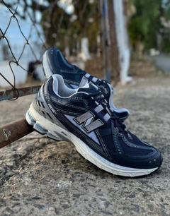 NEW BALANCE 1906 PREMIUM AZUL E PRATA