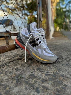 NEW BALANCE 1906 PREMIUM BRANCO PRATA E LARANJA