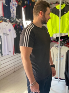 KIT ADIDAS CAMISETA E CALÇA na internet