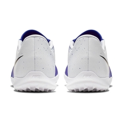 Chuteira Society Nike Phantom Venom Club TF - Branco e Azul - styletenis