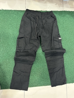 Calça cargo masculina com bolso na lateral