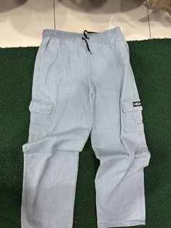 Calça cargo masculina com bolso na lateral