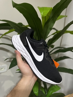 Tênis Nike Revolution 6 FlyEase Next Nature preto e branco - styletenis