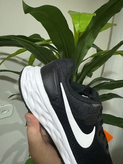 Tênis Nike Revolution 6 FlyEase Next Nature preto e branco na internet