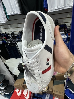 Tênis Lacoste Sideline Leather Branco e azul na internet