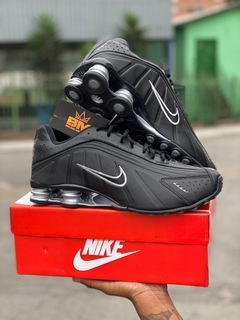 NIKE SHOX R4