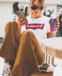 Imagem do CAMISETA FEMININA LEVI'S LOGO CLÁSSICA BRANCA