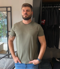 CAMISETA MASCULINA CALVIN KLEIN JEANS LOGO MINIMALISTA MILITAR - comprar online