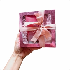 Presente Na Caixinha Com Laço Rosa+ Sacolinha Pronto Para Presentear Natal Dia Mães Namorada Mulher Amigo Oculto REF T02 - comprar online